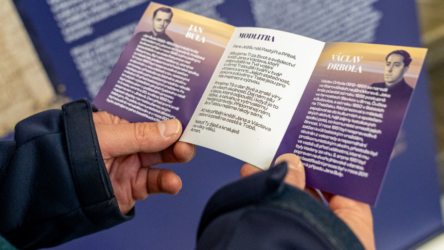 Do farností brněnské diecéze putují modlitební kartičky k blahořečení Jana Buly a Václava Drboly